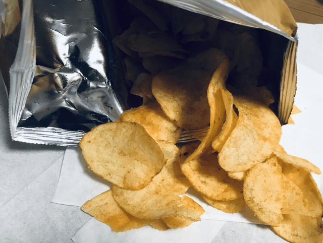 ポテトチップスを評価する商品モニター